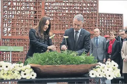  ?? ADRIÁN RUIZ DE HIERRO / EFE ?? La presidenta de la cámara, Bakartxo Tejeria, junto al lehendakar­i Íñigo Urkullu, en el acto de ayer