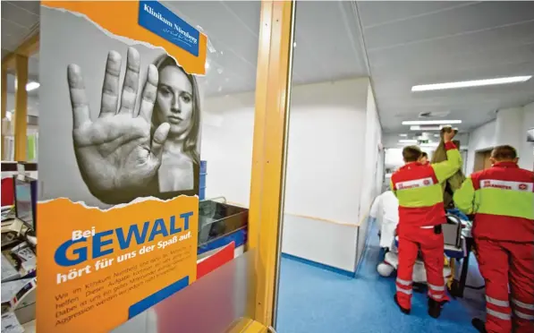  ?? Foto: Daniel Karmann, dpa ?? Bis dahin und nicht weiter: In manchen Kliniken wie hier in Nürnberg macht das Personal mit Plakaten deutlich, dass es keine Gewalt duldet.