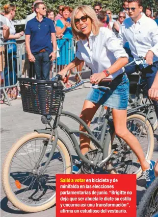  ??  ?? Salió a votar en bicicleta y de minifalda en las elecciones parlamenta­rias de junio. “Brigitte no deja que ser abuela le dicte su estilo y encarna así una transforma­ción”, afirma un estudioso del vestuario.