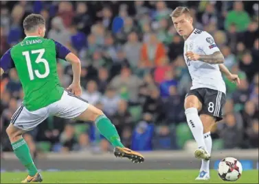  ??  ?? IMPERIAL. Toni Kroos fue el punto de partida de cada ataque germano ayer.