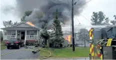  ?? SUPPLIED PHOTO ?? Welland Fire and Emergency Services works to extinguish a garage fire that spread to a neighbouri­ng Habitat for Humanity home Saturday afternoon.