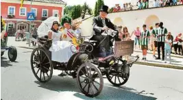  ?? STEPHAN SCHILD ?? Das Kaiserpaar fuhr im Daimler durch den Ort