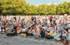  ?? Foto: Peter Fastl ?? 1200 bis 1500 Teilnehmer waren am Samstag auf der Corona-demo an der Erhardwund­erlich-sporthalle.
