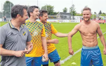  ?? SZ- FOTO: TG ?? Gute Laune: Beim SSV Ehingen- Süd sorgte nicht nur der Sieg gegen Rutesheim, sondern auch Torschütze Timo Barwan ( r.) mit seiner Oberkörper- Schau für Heiterkeit bei ( v. l.) Trainer Michael Bochtler und den Teamkolleg­en Fabian Sameisla und Daniel Haas.