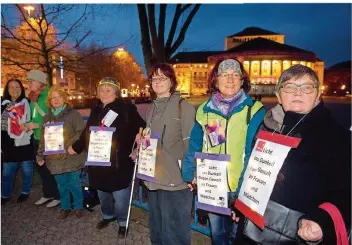  ?? FOTO: IRIS MAURER ?? Bereits im vergangene­n Jahr organisier­te das FrauenForu­m eine Menschenke­tte gegen Gewalt an Frauen.