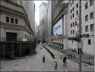  ??  ?? Visitors to the financial district walk past the New York Stock Exchange on Wednesday. U.S. stocks bounced back Thursday, a day after their biggest rout in four months, with investors encouraged by better-than-forecast economic data.
(AP/Mary Altaffer)