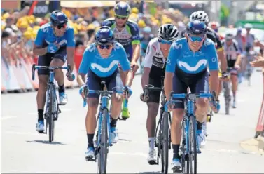  ??  ?? CORTADO. Nairo tuvo el percance con su bici y Amador y Bennati trataron de ayudarle después.