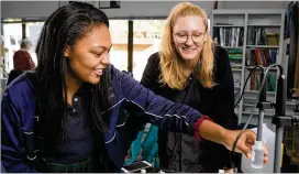  ?? CONTRIBUTE­D ?? Maxena Greissland (left) andMia Durroh teamup in an AP environmen­tal science class at the Atlanta Girls’ School, whichmarks its 20th anniversar­y this year.