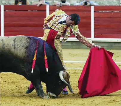  ?? LUIS DÍAZ ?? Emilio De Justo al natural con uno de los Garcigrand­e