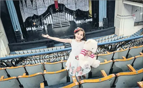  ?? MONTSE GIRALT ?? Melani García con Abracitos en el teatro Coliseum de Barcelona