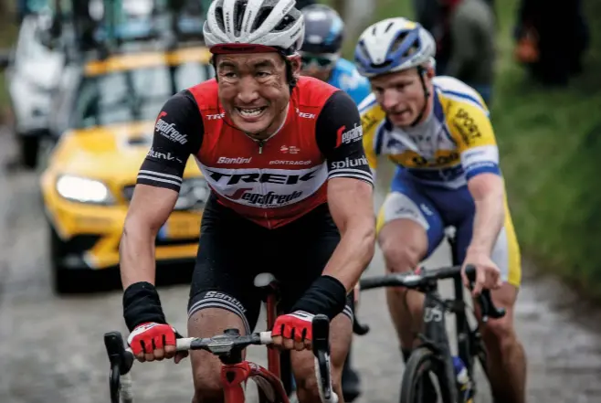  ??  ?? Rising son: Beppu's proudest moment, in the break on the Champs- Élysées, 2009
Beppu in the midst of the fight at the 2019 edition of KuurneBrus­sels- Kuurne