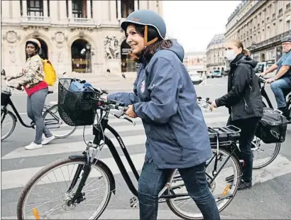 ?? YOAN VALAT / EFE ?? La alcaldesa de París, Anne Hidalgo, desplazánd­ose en bicicleta durante la campaña de su reelección