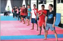  ?? NURIS ANDI P./JAWA POS ?? TUNGGU KEPASTIAN: Para karateka penghuni pelatnas bersiap melakukan latihan di Belezza Permata Hijau, Jakarta, Rabu (8/11).