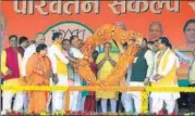  ?? HT ?? Prime Minister Narendra Modi is felicitate­d at an election rally in Bahraich, Uttar Pradesh, on Thursday.