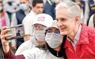  ?? ?? BENEFICIAR­IAS.
El gobernador Alfredo del Mazo entregó tarjetas del Salario Rosa a mujeres de 13 municipios de la región de los Volcanes.