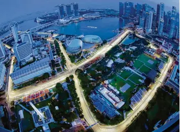  ?? Foto: Wong, dpa ?? Der Ritt durch die Nacht an der Marina Bay bleibt mindestens bis 2021 im Formel 1 Kalender.