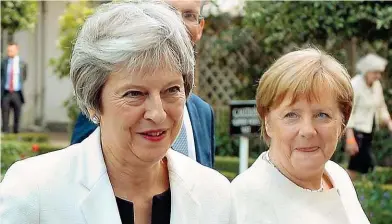  ??  ?? Große Steherqual­itäten: Power- Ladys Theresa May und Angela Merkel in London