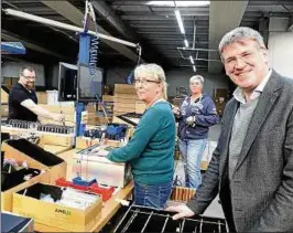  ??  ?? Ralph Zühlsdorff schaut in der PC-Fertigung bei Katrin Deike (Mitte) und ihren Kollegen vorbei. Im Mai soll das - jährige Firmenjubi­läum gefeiert werden. Foto: Ina Renke