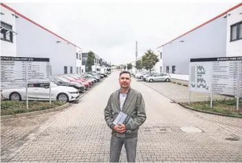  ?? FOTO: HANS-JÜRGEN BAUER ?? Über Oliver Kuropka, Associate Director bei Segro, läuft die Vermietung der Flächen im Gewerbepar­k an der Bonner Straße in Benrath.