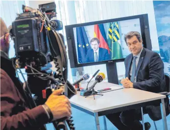  ?? FOTO: PETER KNEFFEL/DPA ?? Allianz gegen die Pandemie: Markus Söder (rechts, CSU) und Michael Kretschmer (CDU) stellten in einer Online-Pressekonf­erenz den Plan für das gemeinsame Vorgehen von Bayern und Sachsen vor.