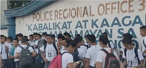  ?? FUTURE COPS. Chris Navarro ?? Hundreds of police recruits line up outside the Police Regional Office III in Camp Olivas, Pampanga for their formal training and exams to join the police force. -
