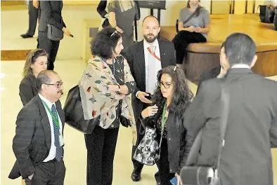  ?? FERNANDO LÓPEZ ?? LOS DELEGADOS durante un receso de la ronda de negociacio­nes en la Ciudad de México