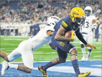  ?? [JOSE JUAREZ/THE ASSOCIATED PRESS] ?? Toledo receiver Diontae Johnson hauls in a touchdown pass in front of Akron cornerback Alvin Davis Jr. in the first quarter. Johnson caught two of quarterbac­k Logan Woodside’s four TD tosses.