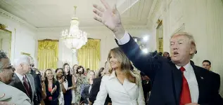  ??  ?? Il presidente degli Stati Uniti Donald Trump e la moglie Melania
