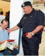  ??  ?? Before and after: A fitter-looking Mior (right) stretching out with his colleagues at Penang Botanic Gardens and (left) Mior having a word with a shopper during a policing programme last year.