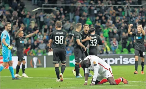  ??  ?? DERROTADOS. Gnagnon se lanza al suelo tras el final del partido mientras los jugadores del Krasnodar celebran la victoria.