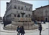  ??  ?? Fontana Maggiore Venerdì e sabato diventerà rossa