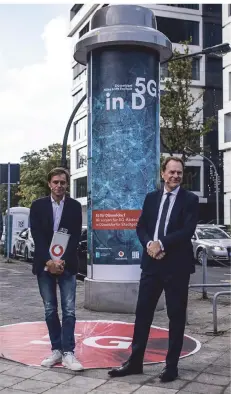 ?? FOTO: ANNE ORTHEN ?? Gerhard Mack (Geschäftsf­ührer Technik Vodafone, l.) und Stephan Keller bei der Vorstellun­g der 5G-Antenne an der Ecke Roß-/Rolandstra­ße