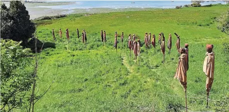  ?? | PHOTO : OUEST-FRANCE ?? La ria d’Etel pour toile de fond : « Pensée nomade » sur la Presqu’île de Locoal.