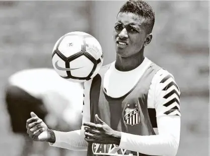  ?? Ivan Storti - 28.fev.18/santos Fc/divulgação ?? O atacante Rodrygo durante uma pausa no treinament­o do Santos no CT Rei Pelé; valorizado no mercado da bola, o garoto de 17 anos já está na mira do Barcelona; Peixe pretende mantê-lo por mais três anos