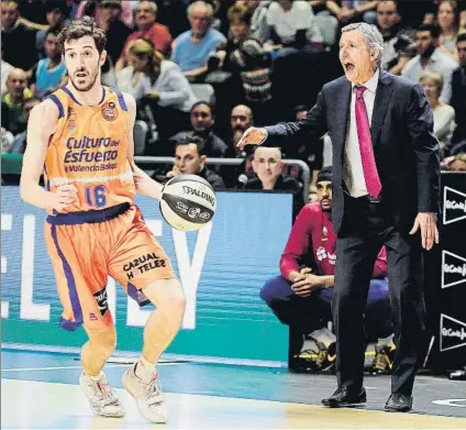  ?? FOTO: EFE ?? Vives, en primer término, y Pesic dando instruccio­nes.
Los ‘taronja' fueron claramente superiores en el partido de cuartos de final.