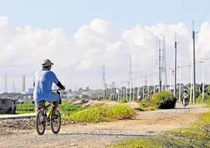  ?? — INQUIRER FILE PHOTO ?? PEDALING THROUGH PASIG A biker approaches C6 Road in Pasig City, one of the early nominees for the first Mobility Awards.