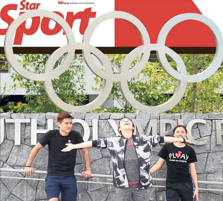  ??  ?? Feeling like Lord of the Rings: Goh Jin Wei (centre), Cheam June Wei (left) and Lee Ying Ying visited the Youth Olympic Park in Singapore in 2015. — HOW KIM THO