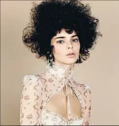  ?? KENDALLJEN­NER ?? Kendall Jenner, a lo afro, para una sesión de fotos de Vogue