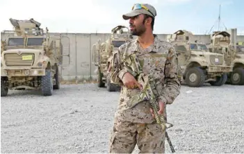  ?? — AFP ?? An Afghan policeman stands guard inside the Bagram US air base after all US and Nato troops left, some 70 km north of Kabul.