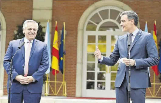  ?? GABRIEL BOUYS / REUTERS ?? El jefe del Gobierno, Pedro Sánchez, comparece ante la prensa con el presidente argentino, Alberto Fernández, ayer, en la Moncloa.