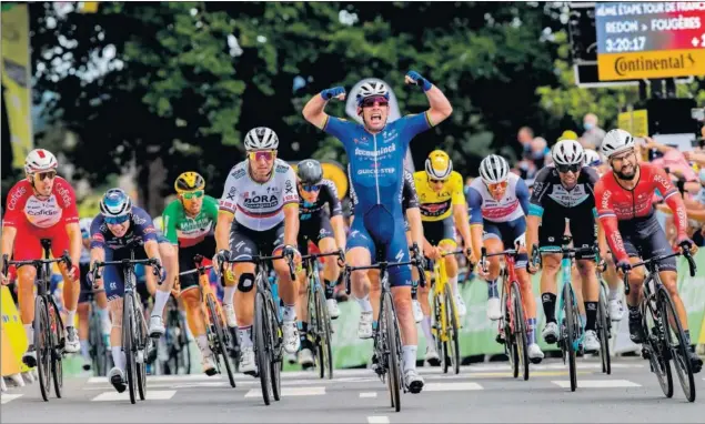  ??  ?? El británico Mark Cavendish celebra exultante su victoria al esprint en Fougères, una ciudad donde ya había alzado los brazos seis años antes.