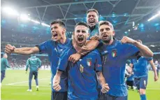 ?? FOTO: CARL RECINE/AFP ?? Matchwinne­r gegen Spanien: Dank Jorginhos (Mitte) Elfmetertr­effer träumt Italien weiter vom EM-Titel.