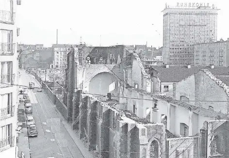  ?? FOTO: STADTARCHI­V DÜSSELDORF ?? Dieses Bild zeigt die zerstörte Klosterkir­che an der Seite zur Oststraße