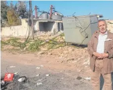  ?? FOTO: LINDAUHILF­E FÜR SYRIEN ?? Wahhoud an der Einschlags­telle der Giftgasbom­be in Khan Shaikun in Syrien.