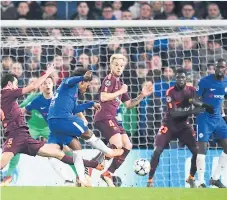  ??  ?? GOL. Remate de Willian que terminó en el fondo de la red para colocar momentánea­mente arriba al Chelsea sobre Barcelona.