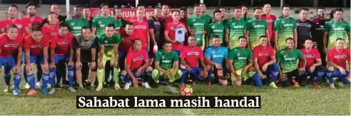  ??  ?? SKUAD SJN FC (jersi merah) bersama barisan pemain Malacca Elite bergambar sebelum aksi persahabat­an di Stadium Hang Tuah, kelmarin.