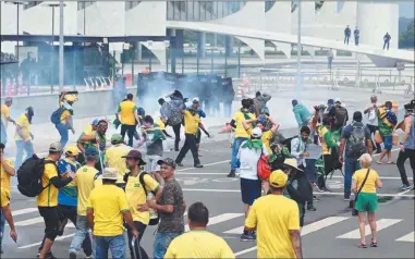  ?? AFP ?? POSVERDAD. Los manifestan­tes de Brasilia decían estar “salvando” a la democracia.