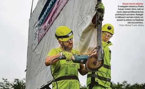  ?? Foto: Michal Turek, Mafra ?? Konec černé reklamy S nelegální reklamou Praha bojuje i kolem silnic, kde se často objevují billboardy bez potřebných povolení. Nelegální billboard nechalo město odstranit ve středu na Radlické ulici (na snímku).