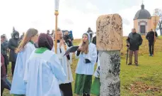  ?? FOTO: KLAUS FLAD ?? Zahlreiche Teilnehmer folgten der Einladung der kirchliche­n und der weltlichen Gemeinde zur Segnung der mit neuen geschnitzt­en Holzrelief­s versehende­n Kreuzwegst­ationen beim Alten Berg in Böttingen durch Pfarrer Johannes Amann.