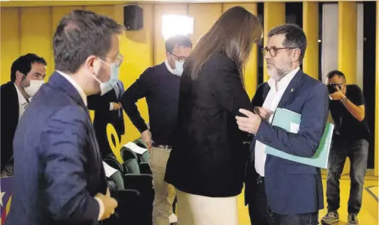  ?? Enric Fontcubert­a ?? La presidenta del Parlament conversa amb el secretari general de JxCat, Jordi Sànchez, en presència de Pere Aragonès, al mes de març.